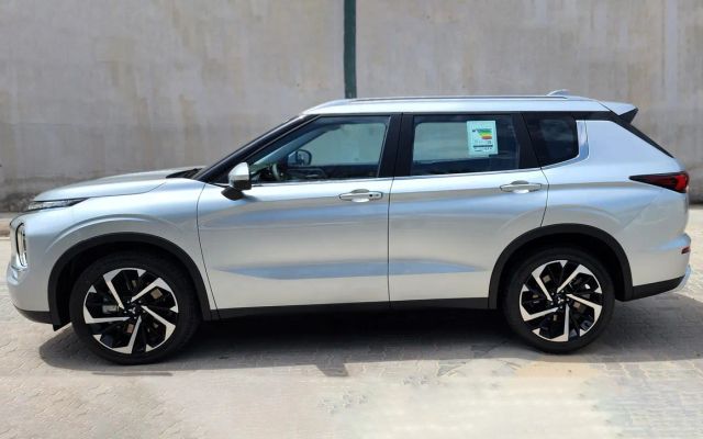 Mitsubishi Outlander 2.5L 7 STR High Line- - image 2