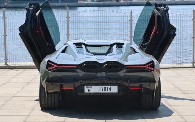 Lamborghini Revuelto - image 4
