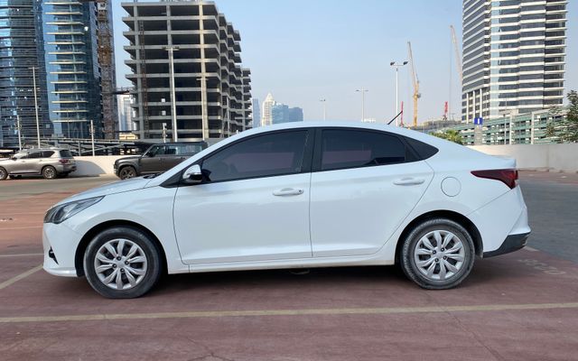 Hyundai Accent - image 2
