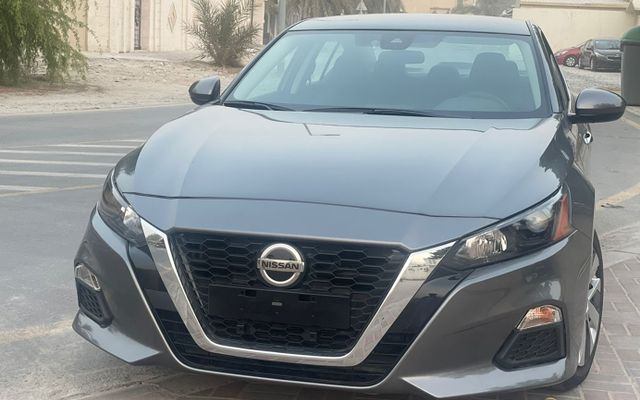 Nissan Altima - image 1