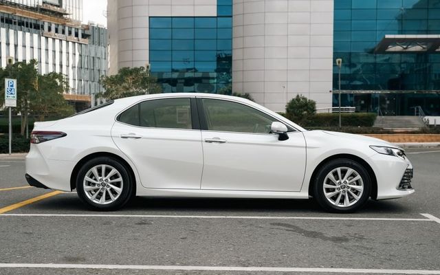 Toyota Camry - image 4