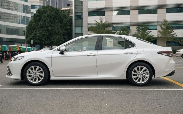Toyota Camry - image 2