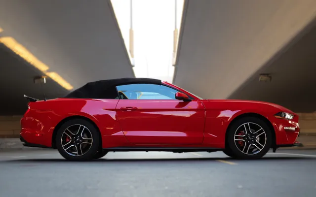 Ford Mustang - image 2