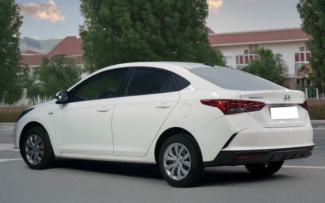 HYUNDAI ACCENT - image 3