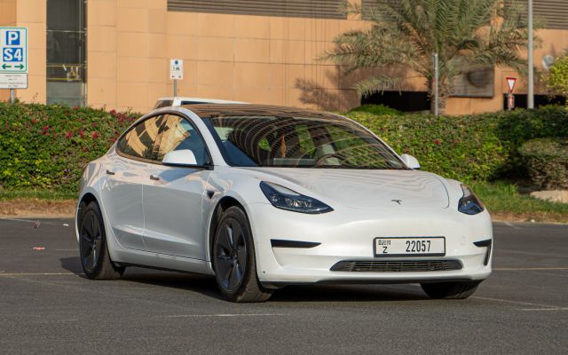 Tesla Model 3 - image 3