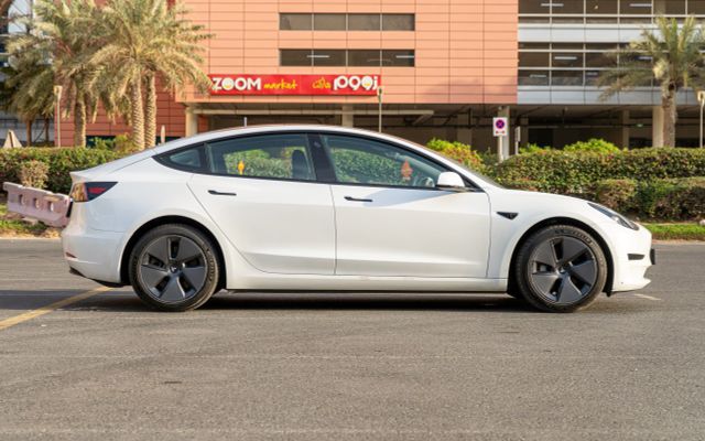 Tesla Model 3 - image 4