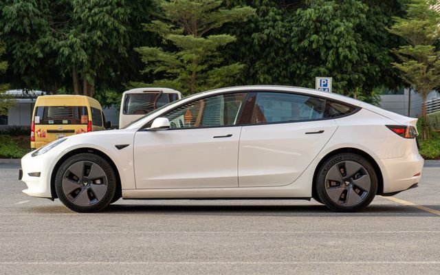 Tesla Model 3 - image 2