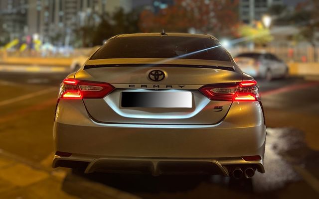 Toyota Camry - image 2