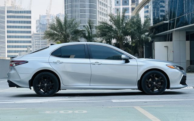 Toyota Camry - image 2