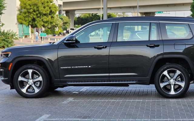 Jeep Grand Cherokee - image 2