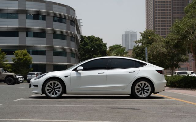 Tesla Model 3 - image 2