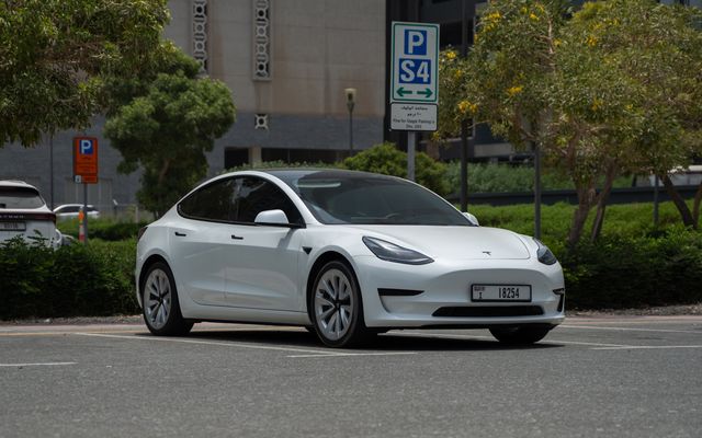 Tesla Model 3 - image 4