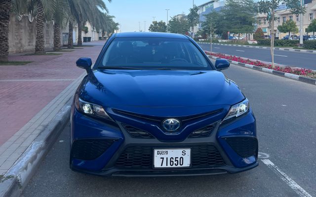 Toyota Camry Hybrid - image 1