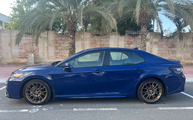 Toyota Camry Hybrid - image 2