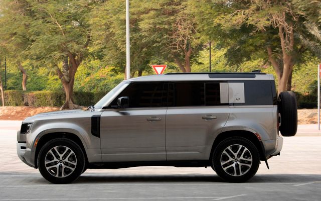 Land Rover Defender 2022 - image 2