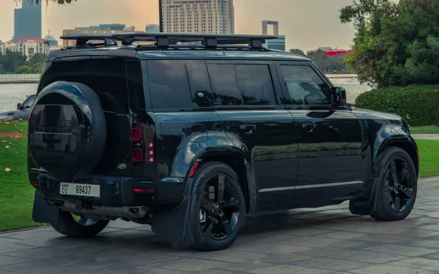 Land Rover Defender - image 4