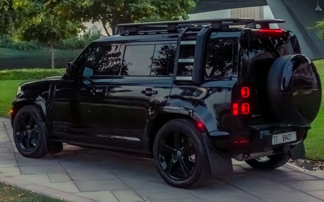 Land Rover Defender - image 3