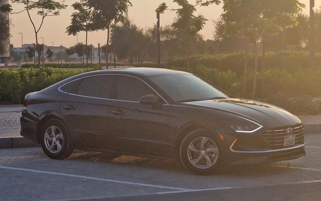Hyundai Sonata SE - image 3