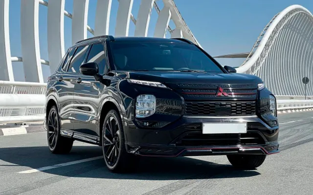 MITSUBISHI OUTLANDER - image 1