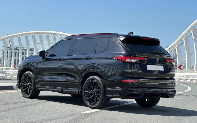 MITSUBISHI OUTLANDER - image 3