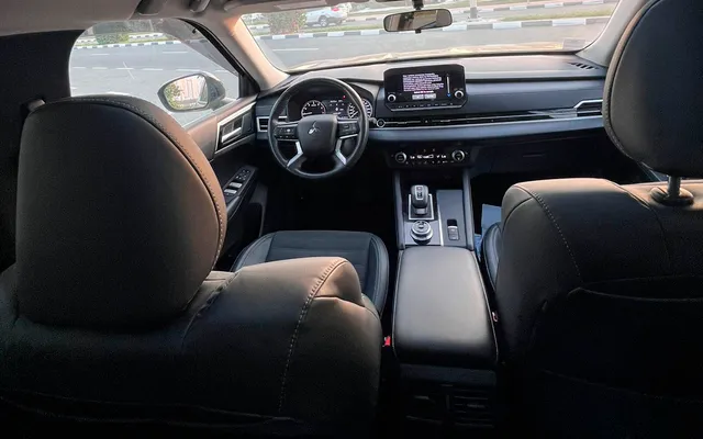 MITSUBISHI OUTLANDER - image 4
