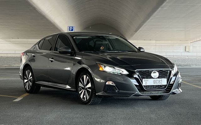 Nissan Altima - image 4