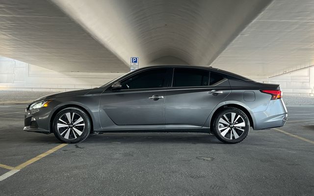 Nissan Altima - image 2