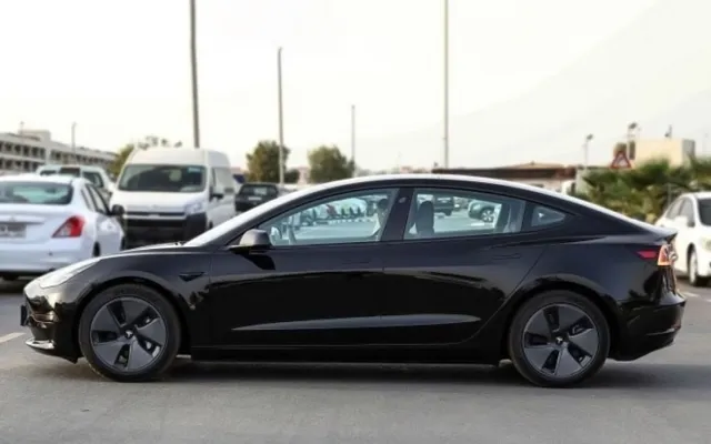 TESLA MODEL 3 - image 4