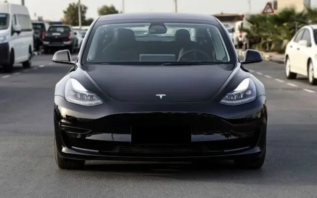 TESLA MODEL 3 - image 3