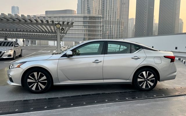 Nissan Altima - image 2