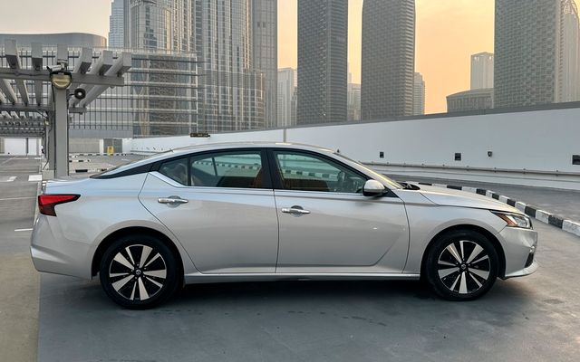 Nissan Altima - image 4