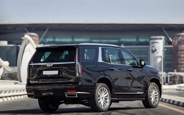 Cadillac Escalade Sport - image 4