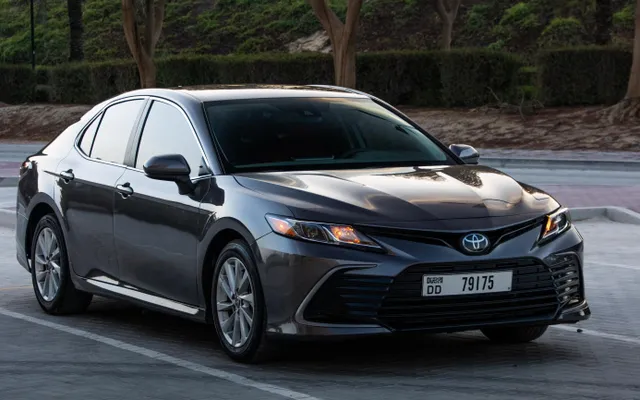Toyota Camry - image 4