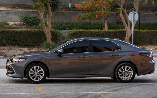 Toyota Camry - image 2