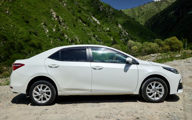 Toyota Corolla - image 2