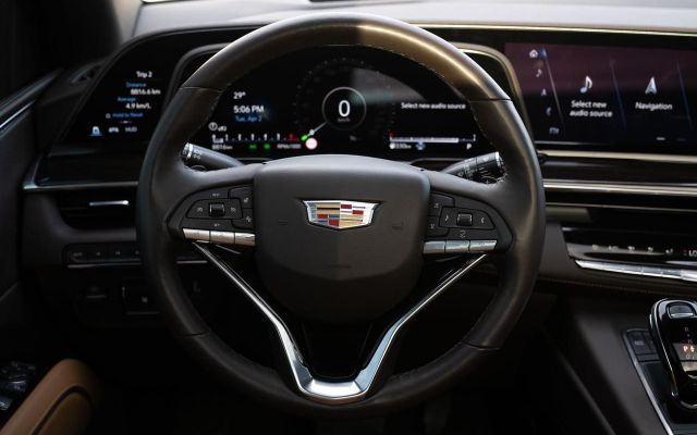 Cadillac Escalade - image 3