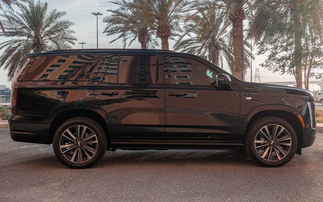 Cadillac Escalade - image 2