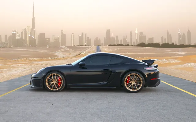 Porsche GT4 Black - image 2