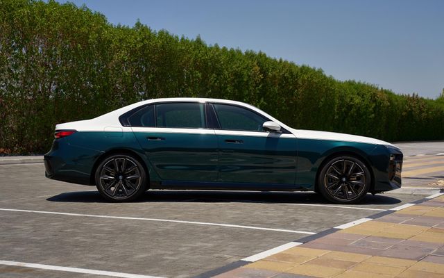 BMW 740i - image 2