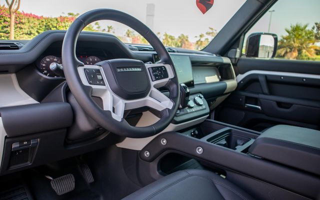 LAND ROVER DEFENDER - image 4