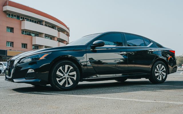 Nissan Altima - image 3