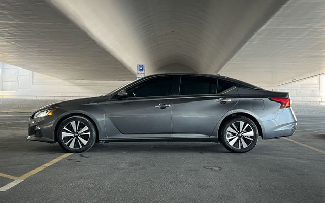 Nissan Altima - image 2