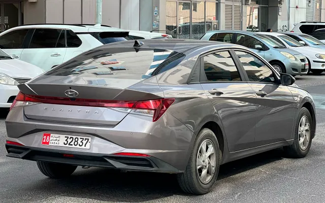 HYUNDAI ELANTRA - image 4
