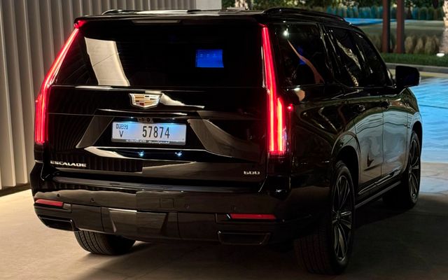 Cadillac Escalade - image 4