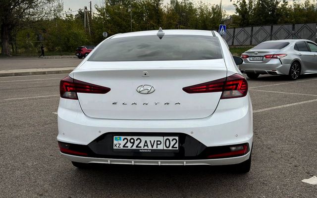 HYUNDAI ELANTRA - image 3