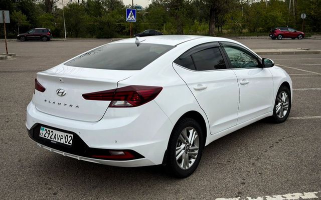 HYUNDAI ELANTRA - image 2