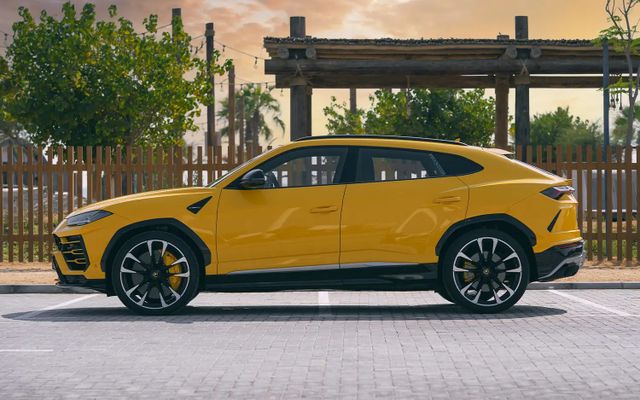 LAMBORGHINI URUS - image 2