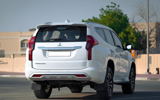 MITSUBISHI MONTERO - image 4
