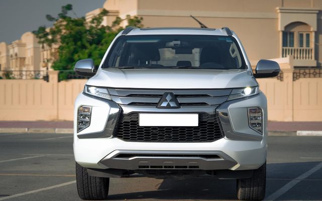 MITSUBISHI MONTERO - image 3