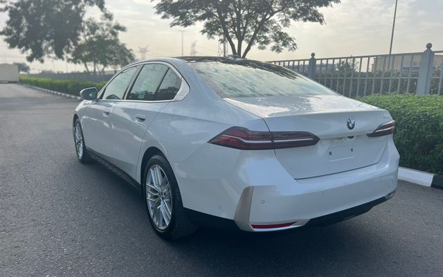 BMW 5 Series - image 4